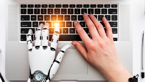 na imagenm, vemos a mão de uma pessoa e a mão de um robô, fazendo alusão a IA no turismo.