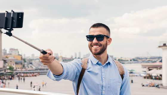 homem tirando foto com seu celular