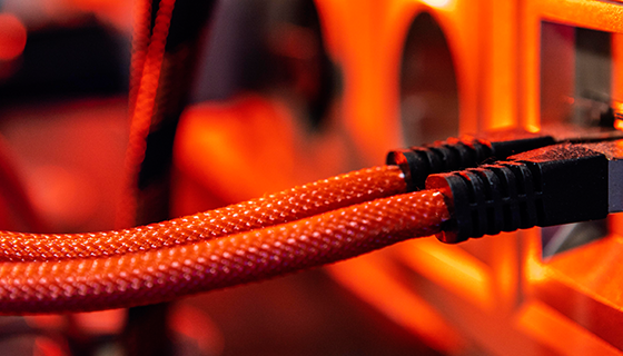 na imagem vemos um cabo na cor laranja conectado ao um receptor, representando um load balance.