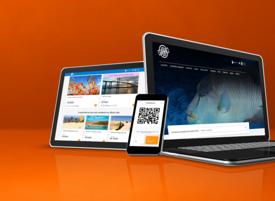 na imagem, vemos 3 telas diferentes: um notebook, um celular e um tablet. em cada um deles, é possível ver o tourbinou, motor de reservas online para turismo.