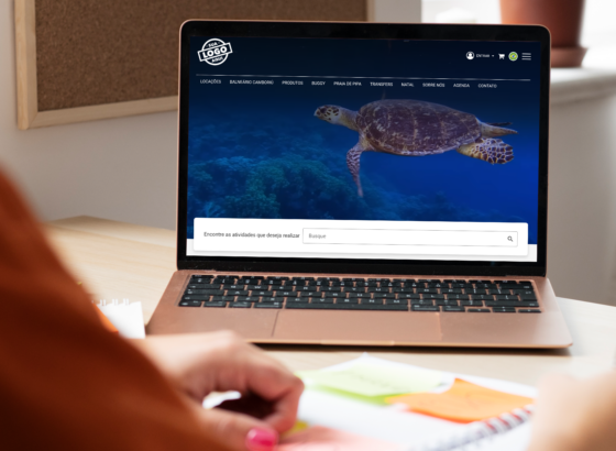 na imagem, vemos uma pessoa com a tela do computador aberta em uma loja virtual, hospedada em um motor de reservas online, característica importante da automação.