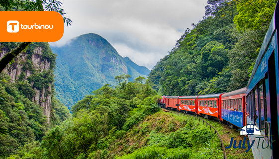 na imagem, vemos um passeio de trem na cidade de Curitiba, atividade comercializada na loja virtual de passeios da Julytur.