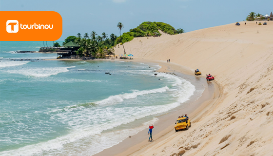 na imagem, vemos a praia de genipabu, praia do litoral norte do RN. o destino faz parte dos passeios oferecidos pela empresa whel tur.