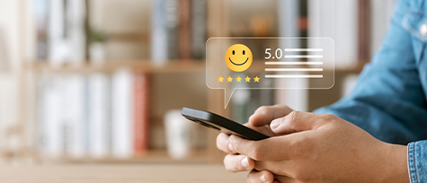 na imagem, vemos uma pessoa usando um celular fazendo uma avaliação online.