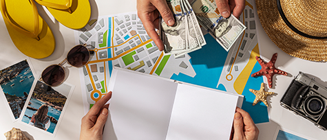 na imagem, vemos elementos que rementem ao turismo, como óculos de sol, passagens áereas e mapas. a imagem ilustra o texto sobre precificação de passeios turísticos.