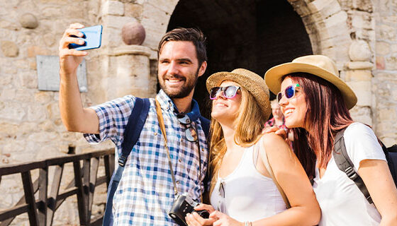 pessoas-sorrindo-durante-viagem-vendas-no-turismo