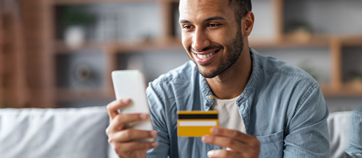 pessoa-com-cartao-de-credito-vendas-no-turismo