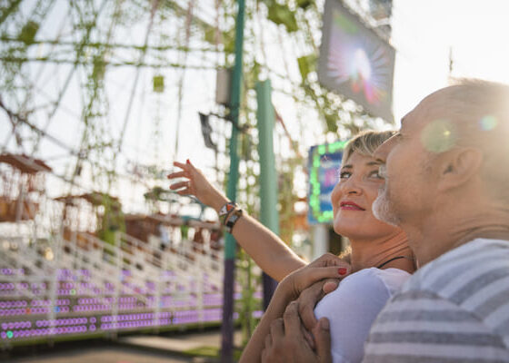 casal vendo roda gigante passeio temático